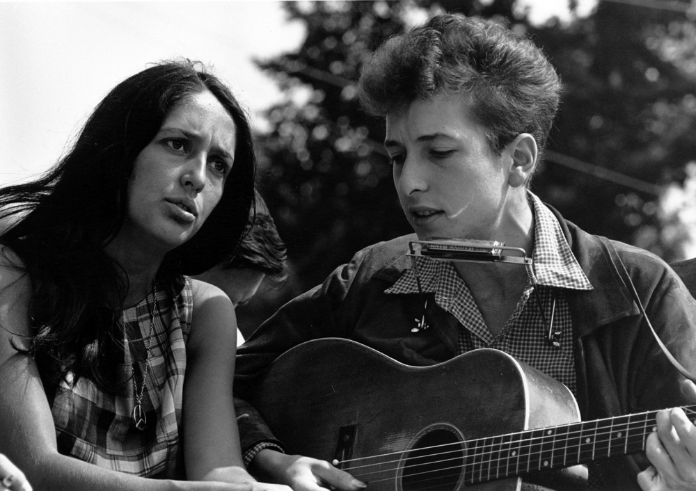 Epitomizing the folk music and protest culture of 1960s youth, Joan Baez and Bob Dylan are photographed here singing together at the March on Washington in 1963.